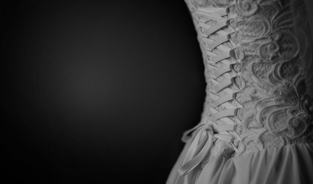 Corsage lacé en dentelle guipure d'une robe de mariée, vu de dos