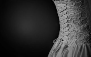Corsage lacé en dentelle guipure d'une robe de mariée, vu de dos