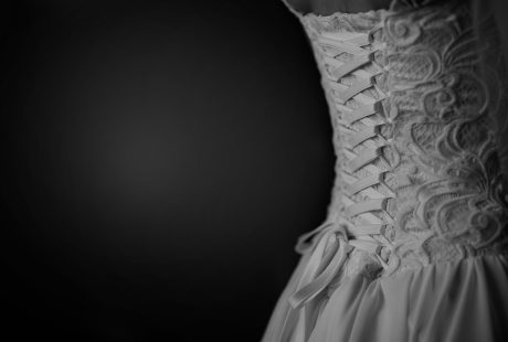 Corsage lacé en dentelle guipure d'une robe de mariée, vu de dos