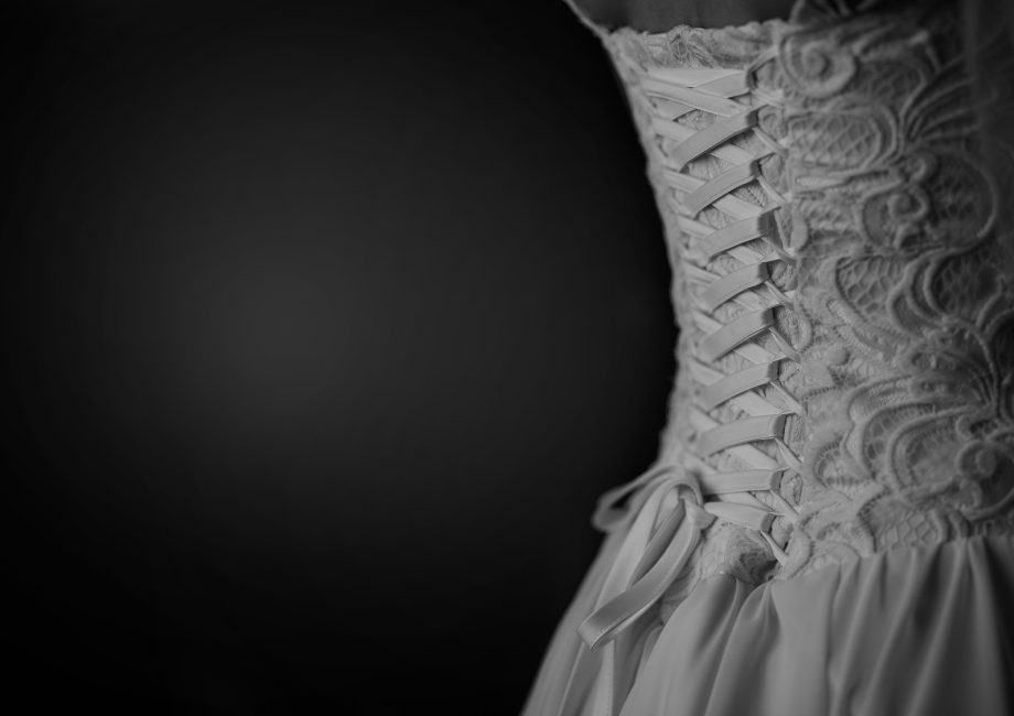 Corsage lacé en dentelle guipure d'une robe de mariée, vu de dos